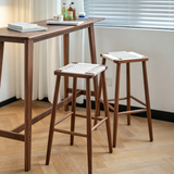 Taburete alto escandinavo de madera - Asiento de mimbre con tono de madera medio