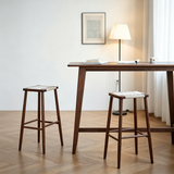 Taburete alto escandinavo de madera - Asiento de mimbre con tono de madera medio