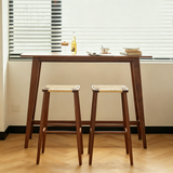 Taburete alto escandinavo de madera - Asiento de mimbre con tono de madera medio