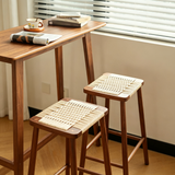 Taburete alto escandinavo de madera - Asiento de mimbre con tono de madera medio