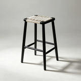 Taburete alto escandinavo de madera - Asiento de mimbre con tono de madera medio