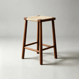 Taburete alto escandinavo de madera - Asiento de mimbre con tono de madera medio
